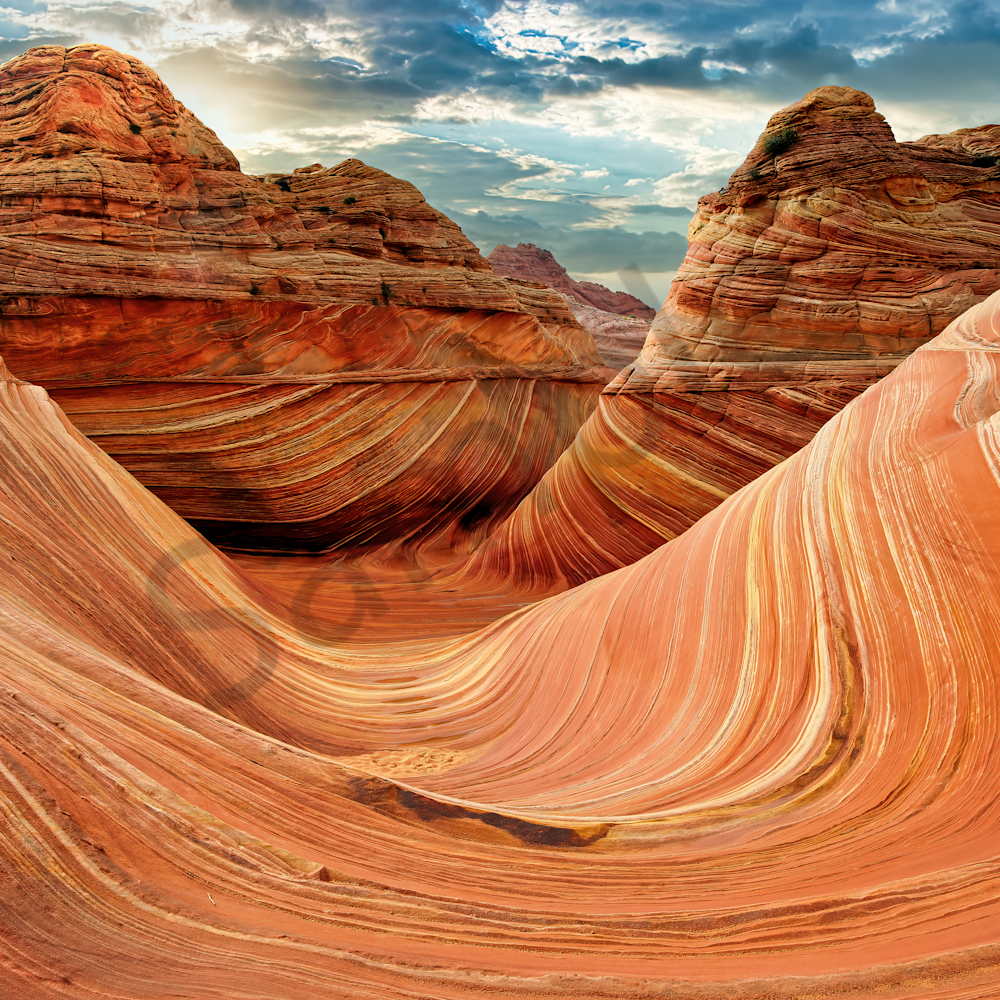The wave on semi cloudy day coyote buttes arizona hqyunf