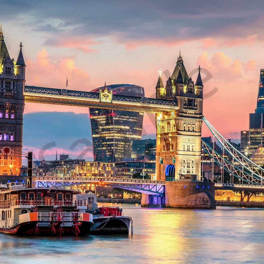 Panoramic view of the tower bridge and city of london at dusk final ii kctxzh