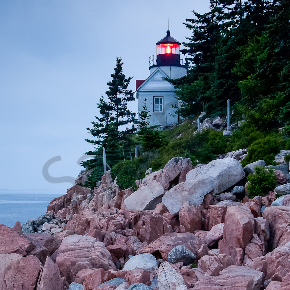 Lighthouse on rocky shore ugslgv