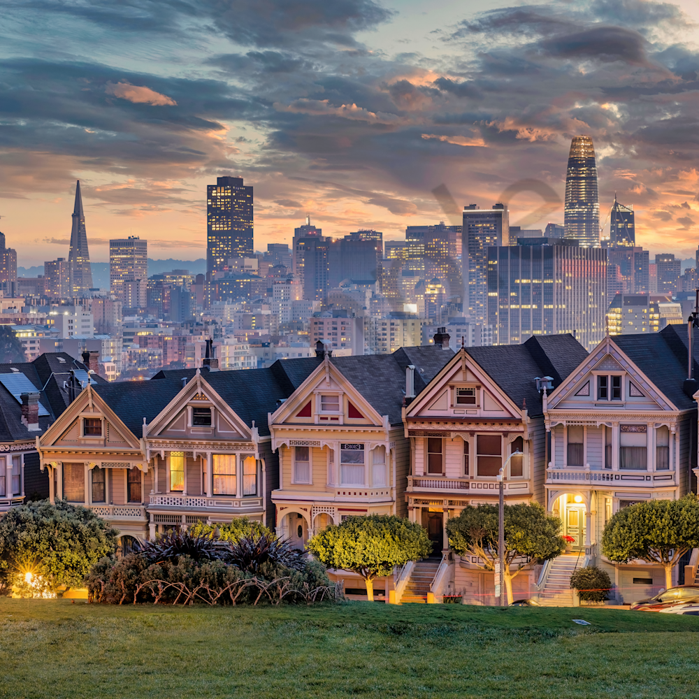 Alamo square and painted ladies with san francisco skyline california ugxm8y