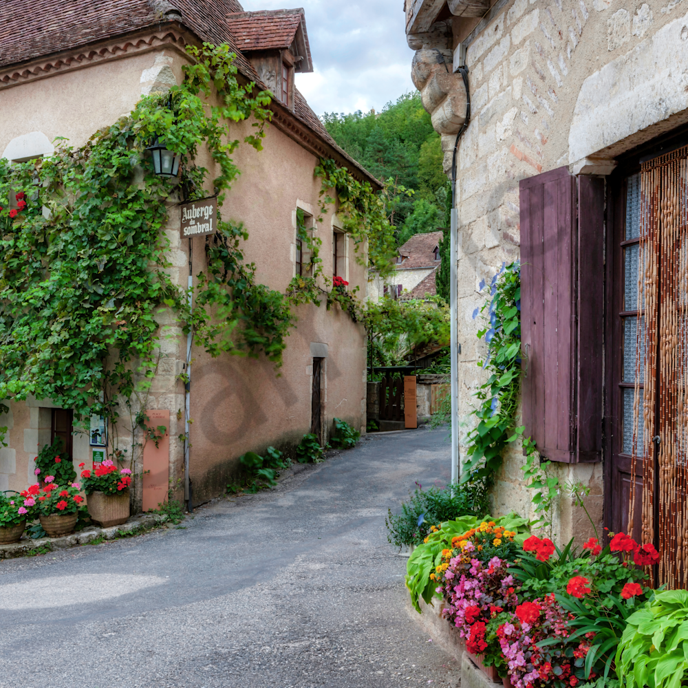 Saint cirq lapopie france with street and flowers bjhv5r