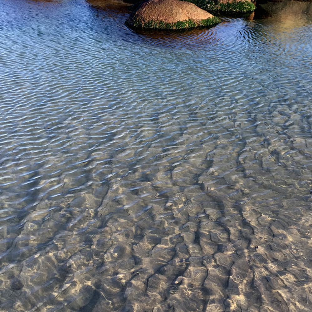 Beach ripples rocks sand tidal pool water ubk89p