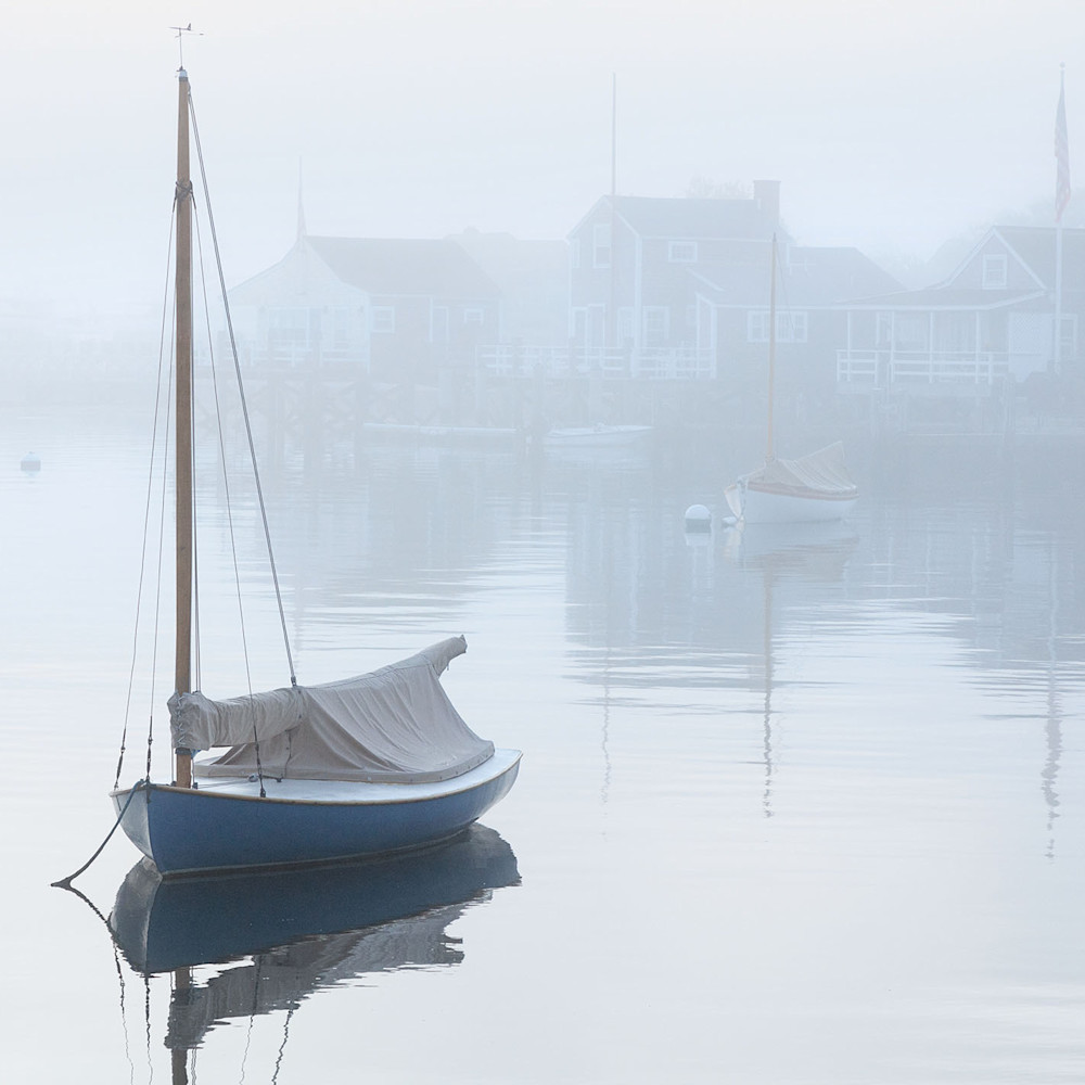 Foggy dawn nantucket harbor boats web xqoaij