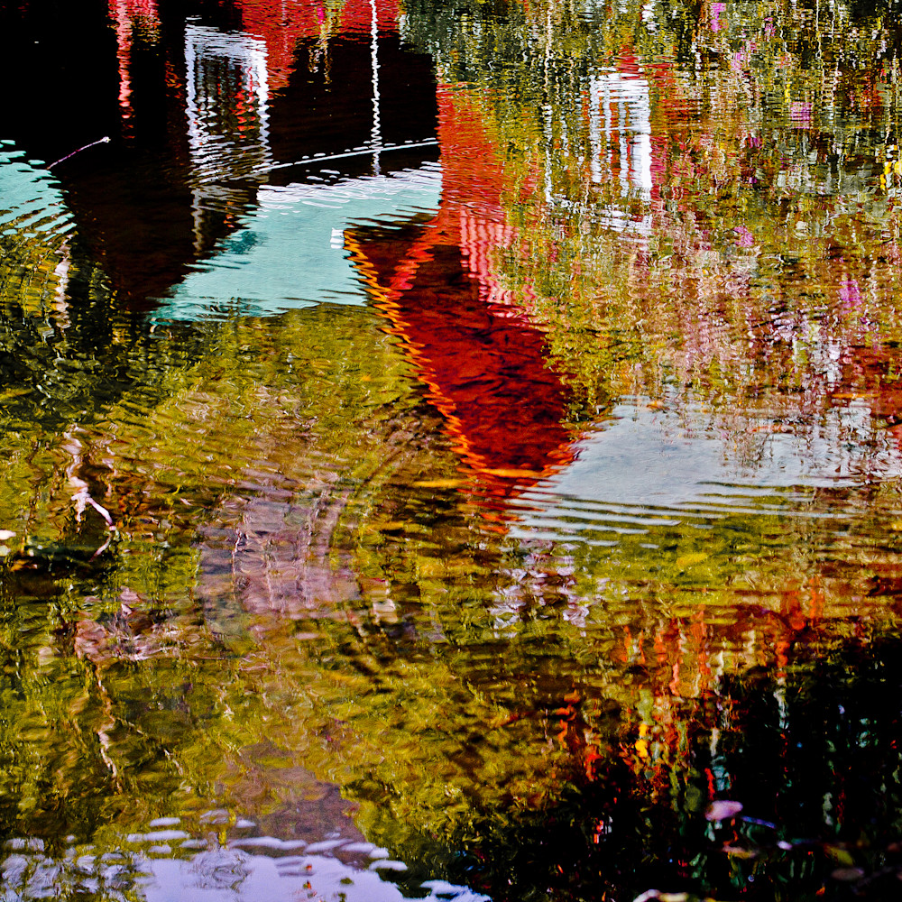Reflection of house on water cieu5r