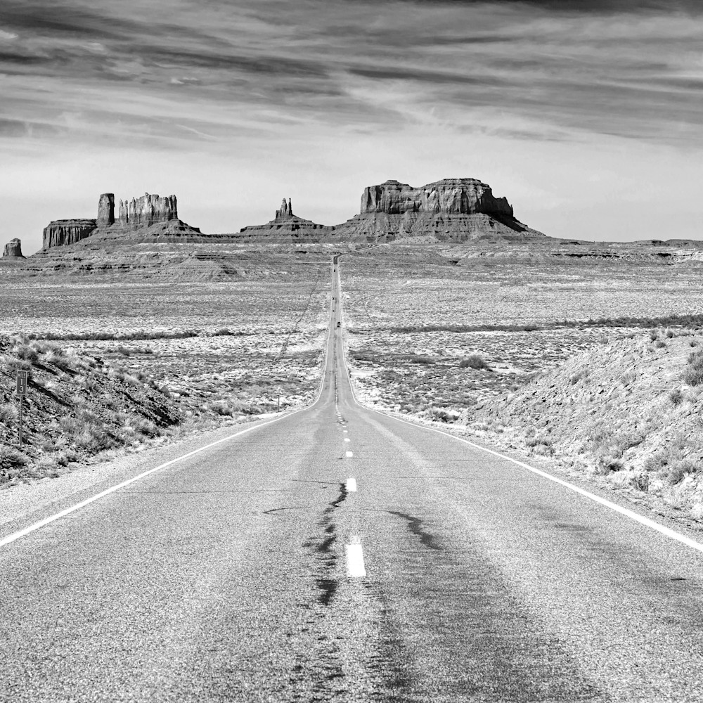 Iconic road into monument valley in black and white. vueshb