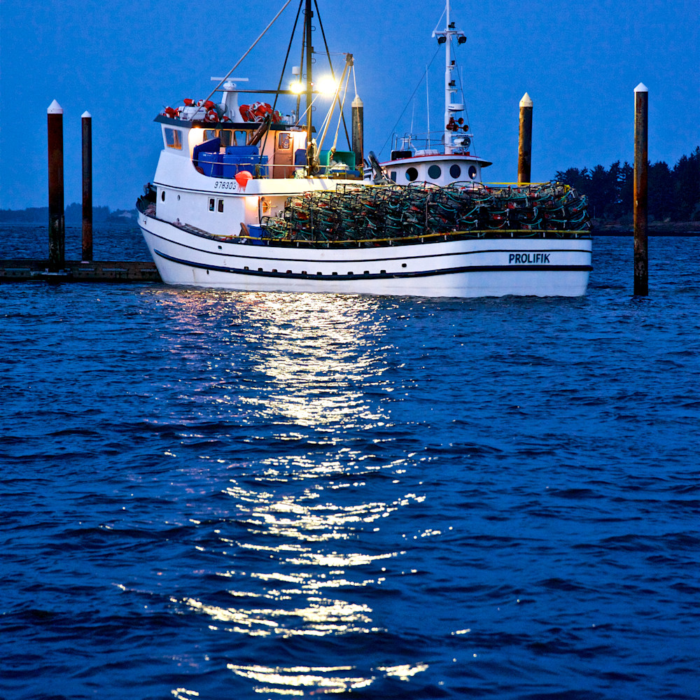 Fishing boat charleston blue water coos bay oregon bm9i95