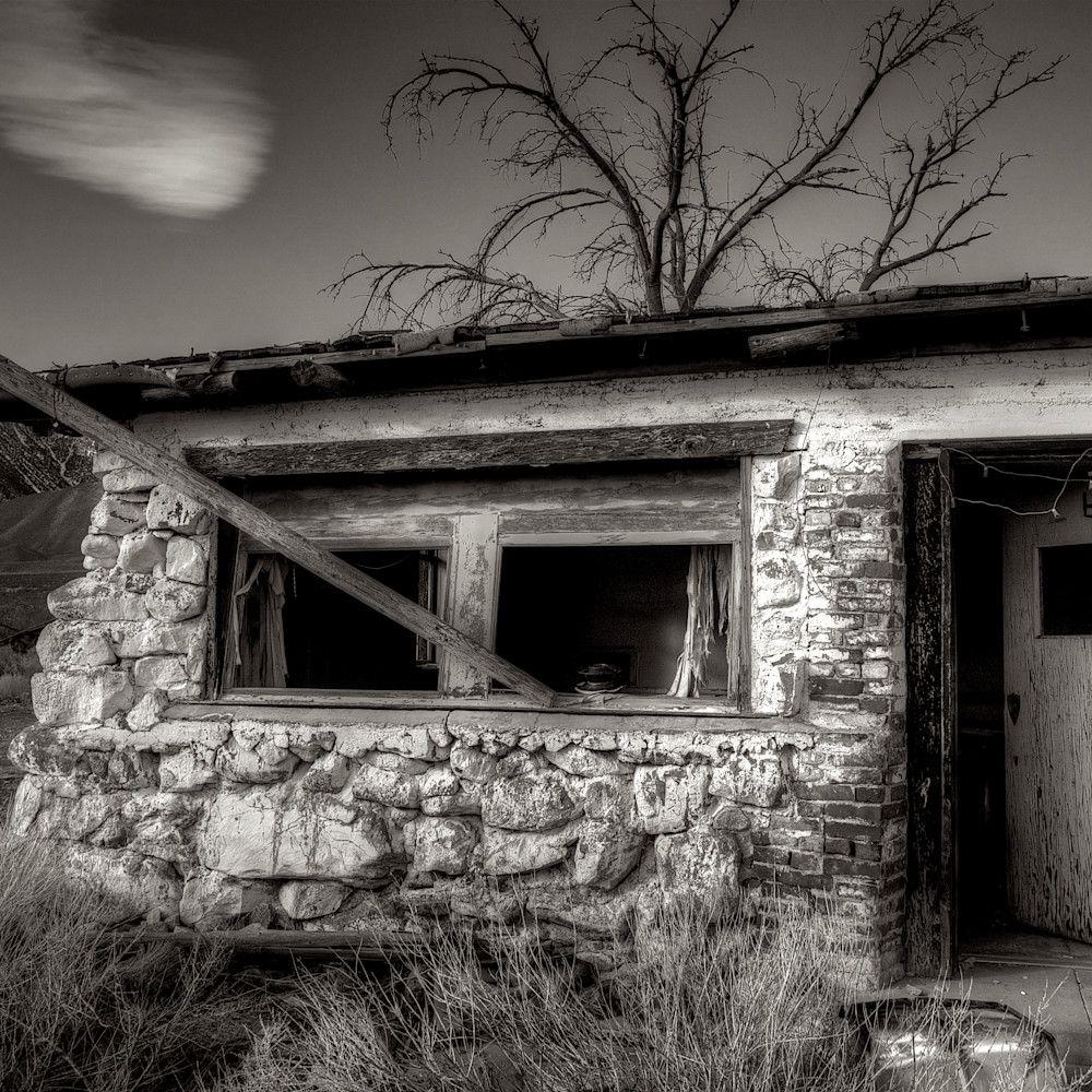Abandoned shack hwy 395 owens valley california ag88jw