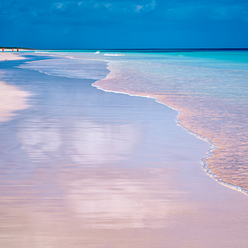 Pink sand beach eqwegy