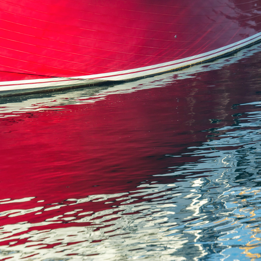 Red boat reflection vrkgrp