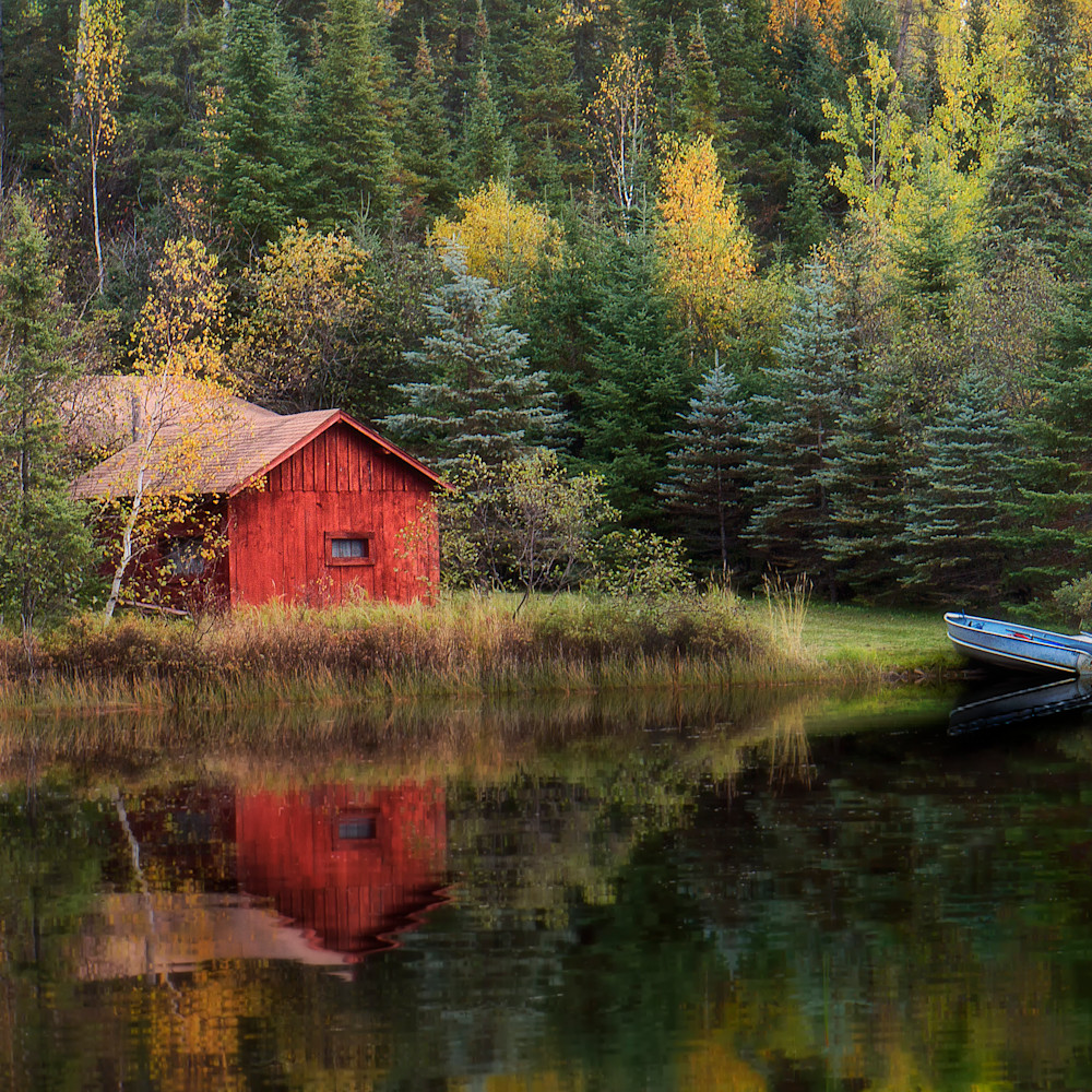 Red cabin in fall ff6a1y