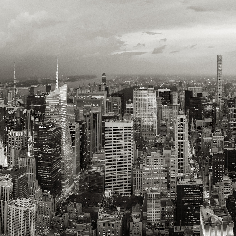 Manhattan panorama from empire state building at dusk bw xcrdky