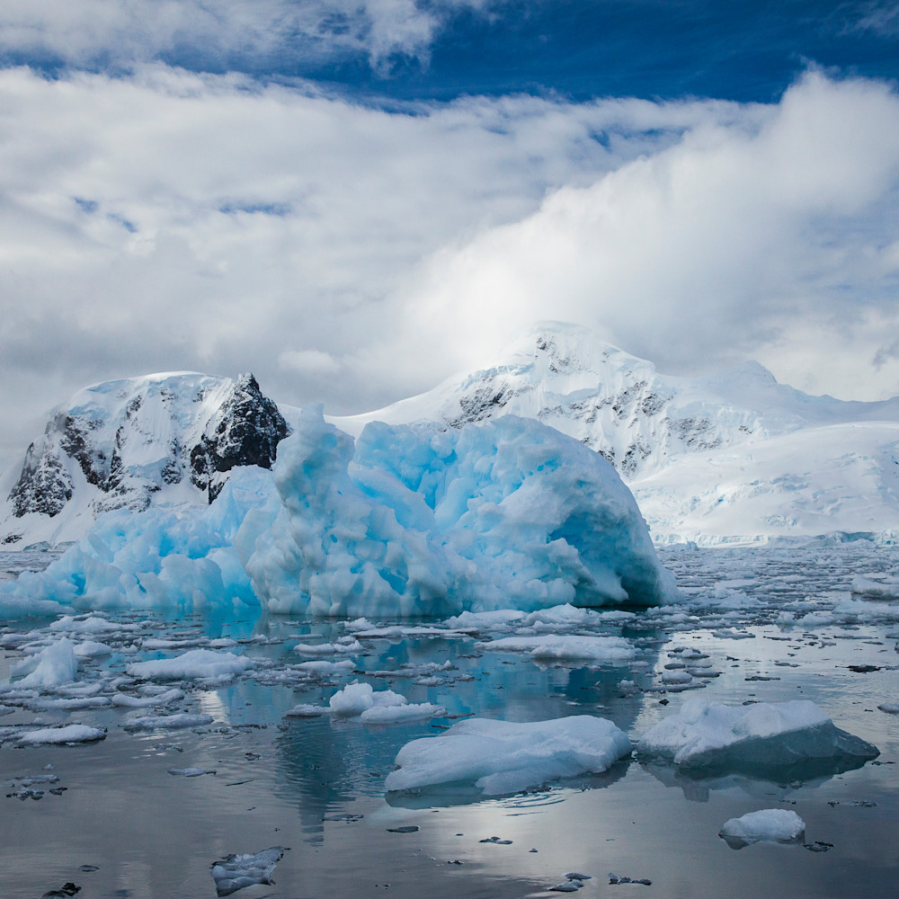 Iceberg with reflection mountains glaciers calm ocean antarctica mg7282 etlzub