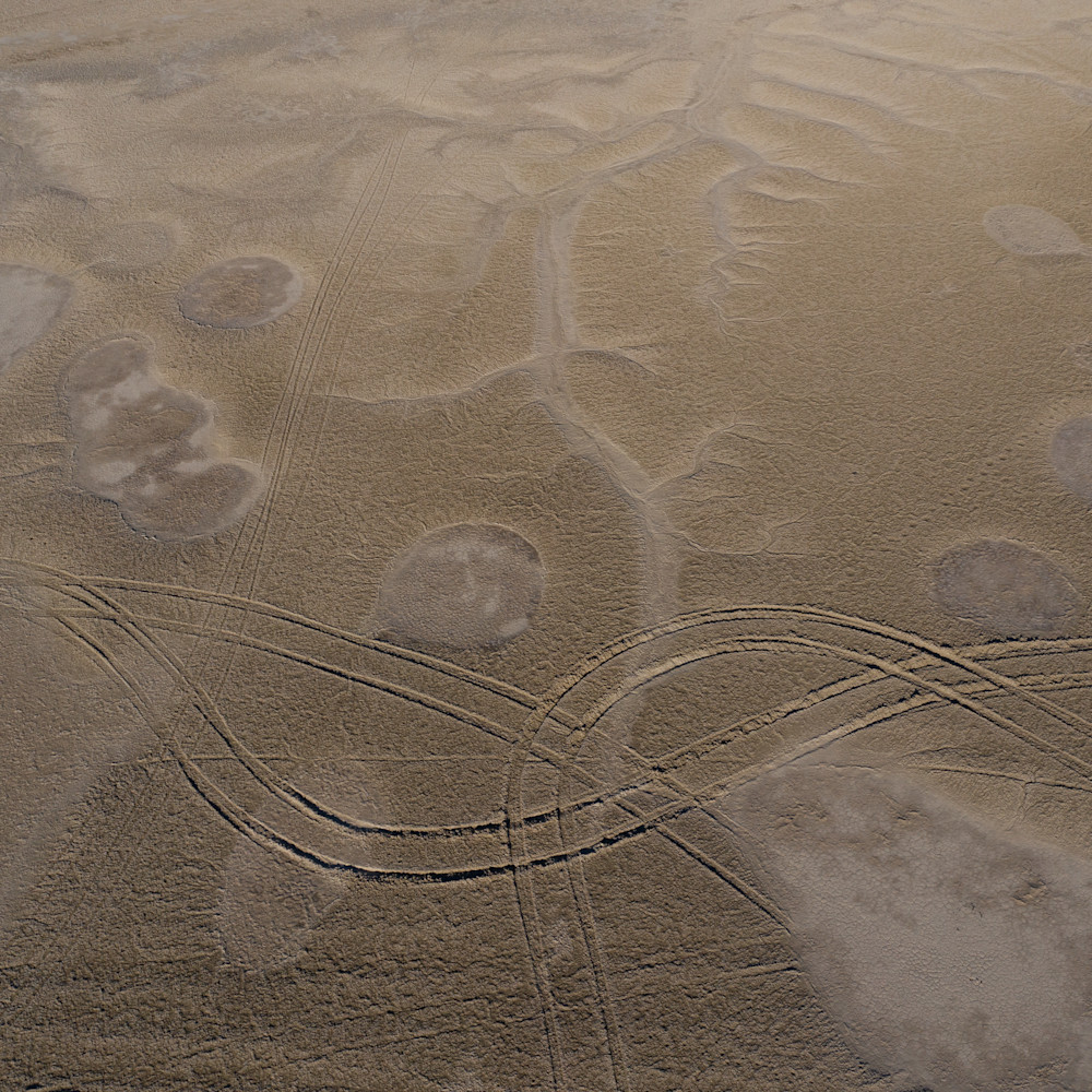 Tire marks in sand 0110 f5vuy0