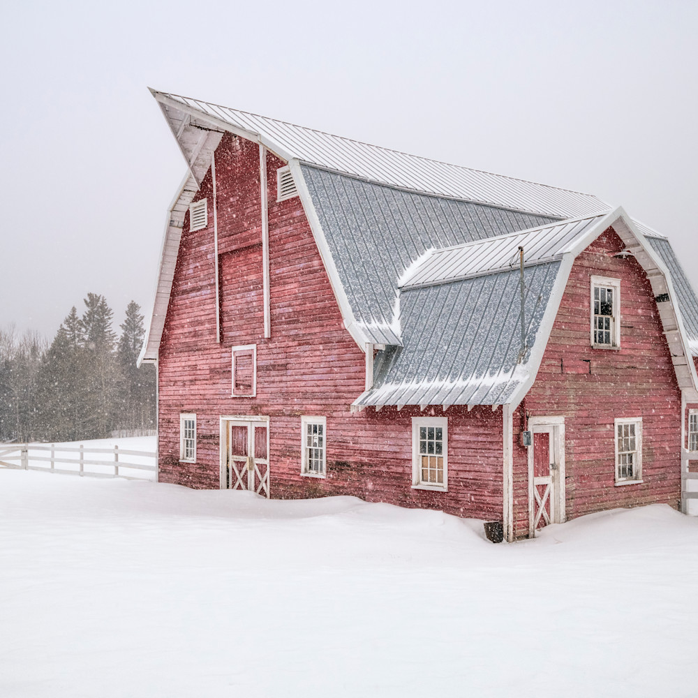 Old red barn in snow fsabx1