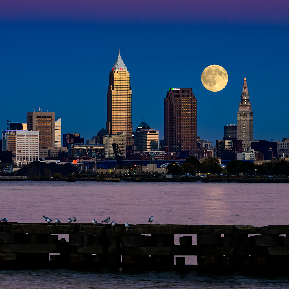 Grand moon over cleveland fi0fzx
