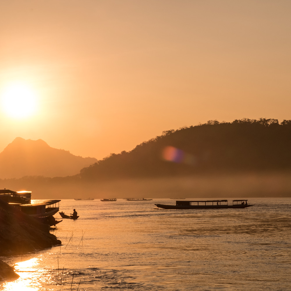 Boats silouettes on mekong river 8131 wahczf