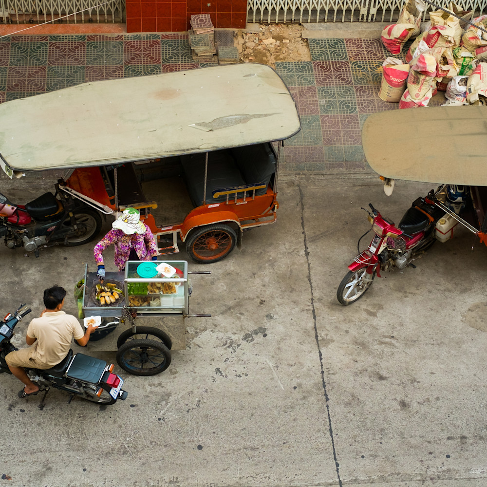 Cambodian tuk tuk street food vendor 8473 zyowl0