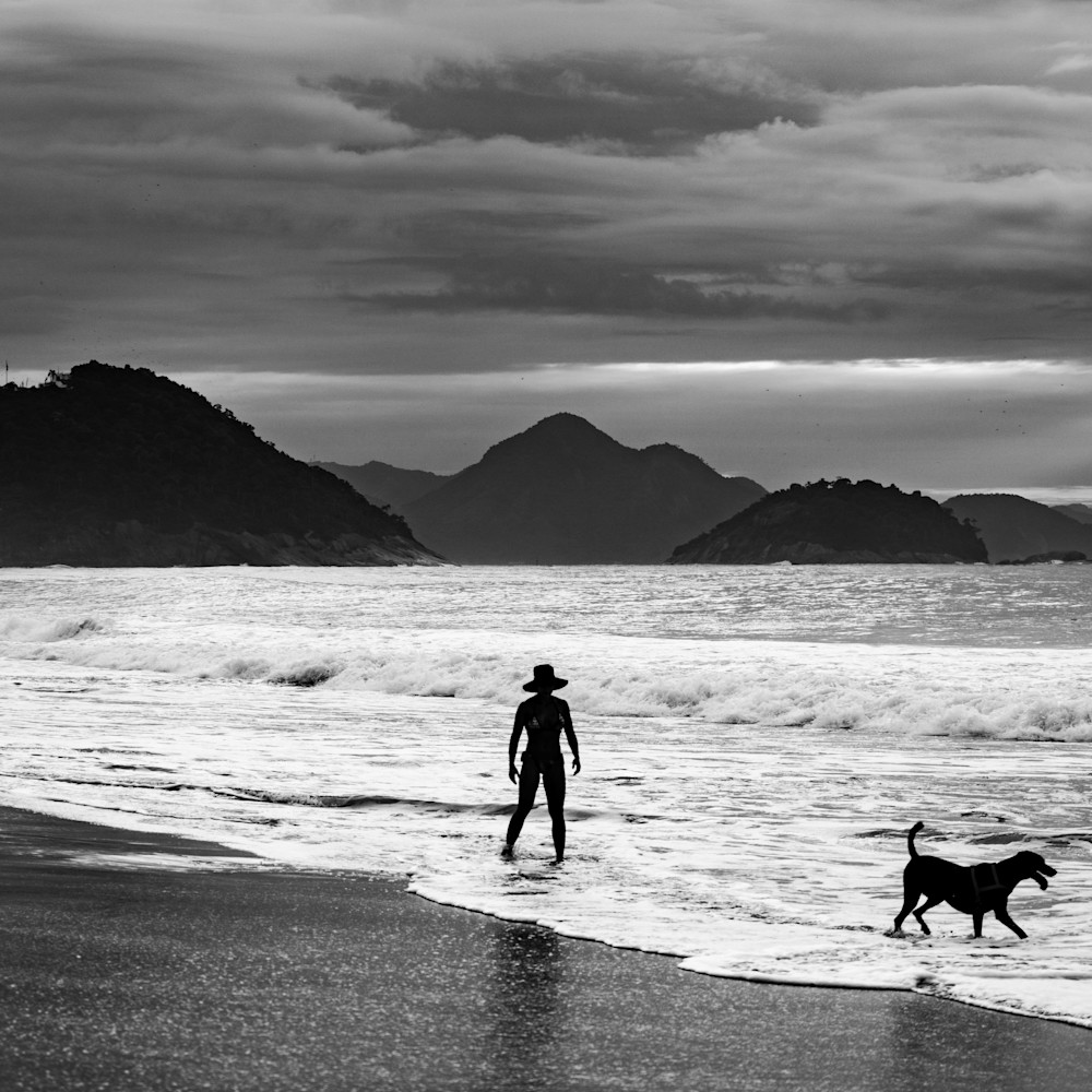 Juliana and noir on copacabana beach b w qv0m8h