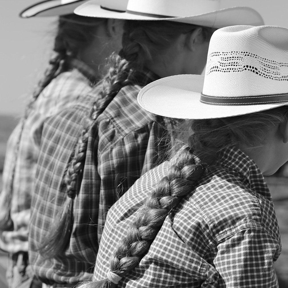 Ponytailed cowgirls towm7e