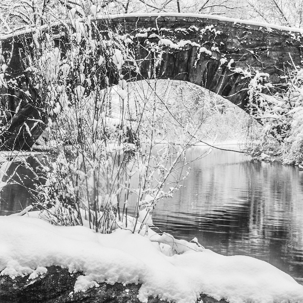 Snowy pond under stone bridge kry36r