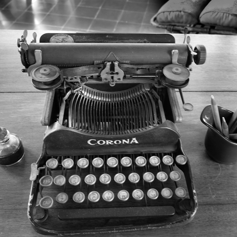 Hemingway s typewriter in black and white xascwy