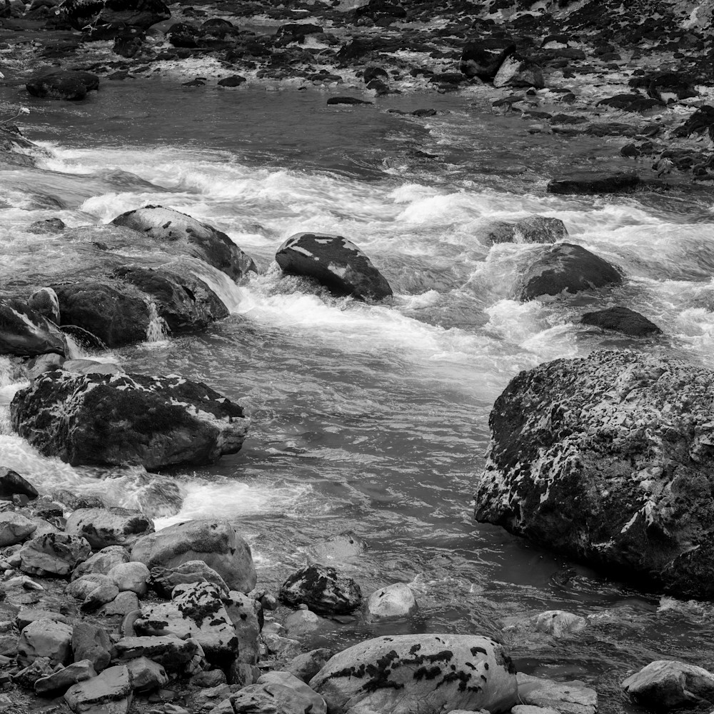 River rocks snoqualmie river washington 2022 wf3ubj
