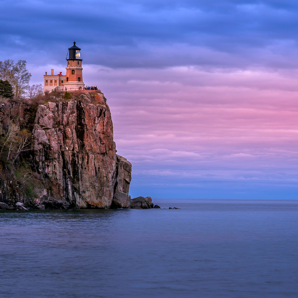 The beacons glow at split rock lighthouse 1 omhjhw