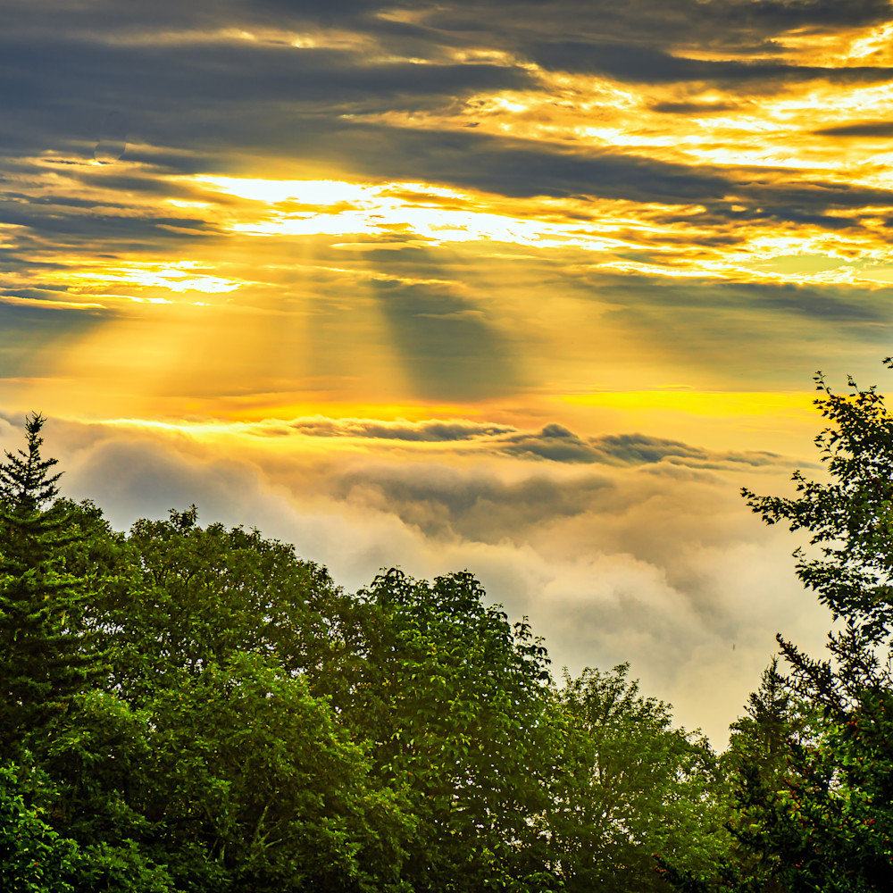 Suns rays above clouds gqpozw