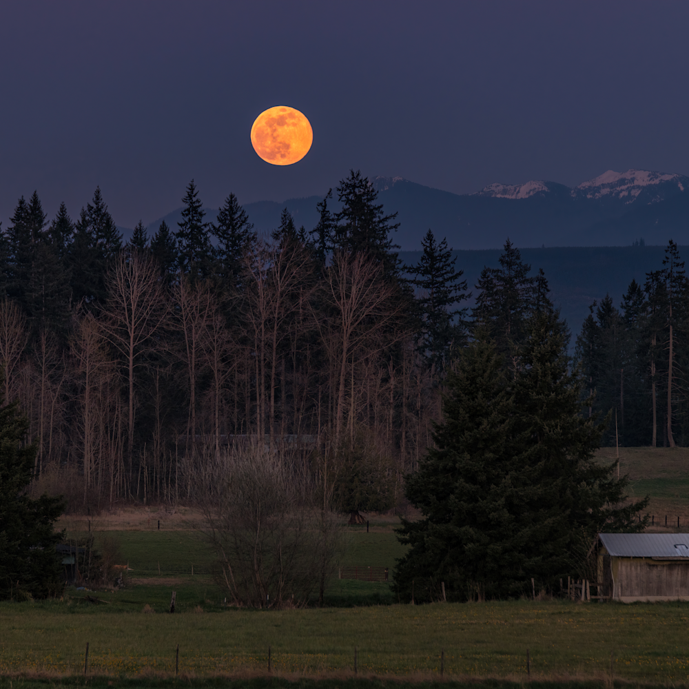 Full moon rising over the cascades u8nxlg
