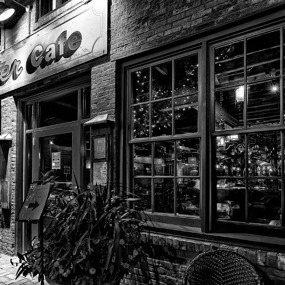 Aster cafe window black and white ojsete