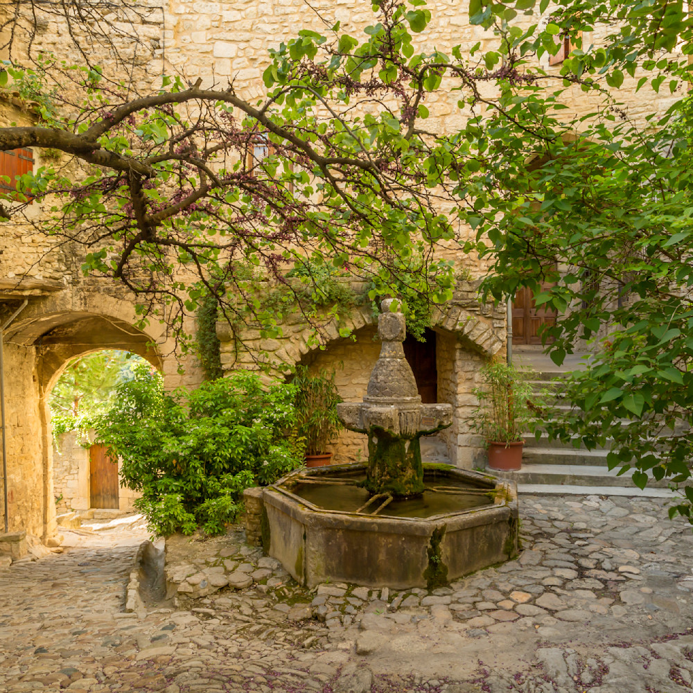 Provence courtyard in crestet ytjded