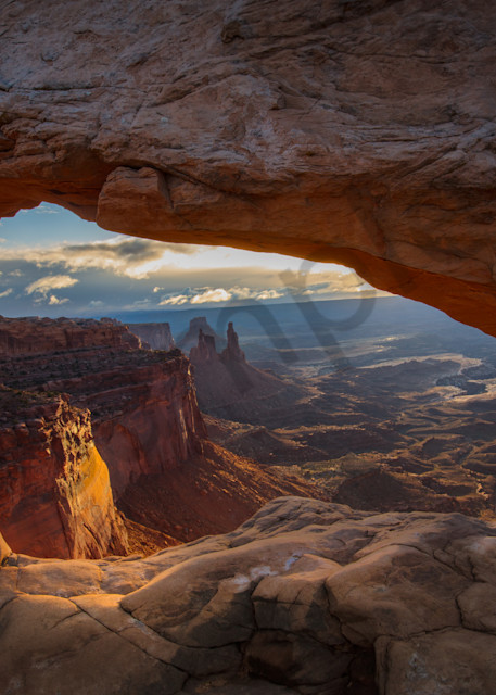 Photographing the sunrise through the Mesa Arch in Utah