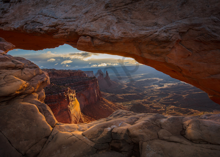 Photographing the sunrise through the Mesa Arch in Utah