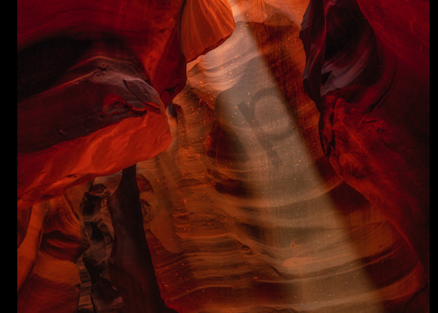 A single ray of light shines into Upper Antelope Canyon