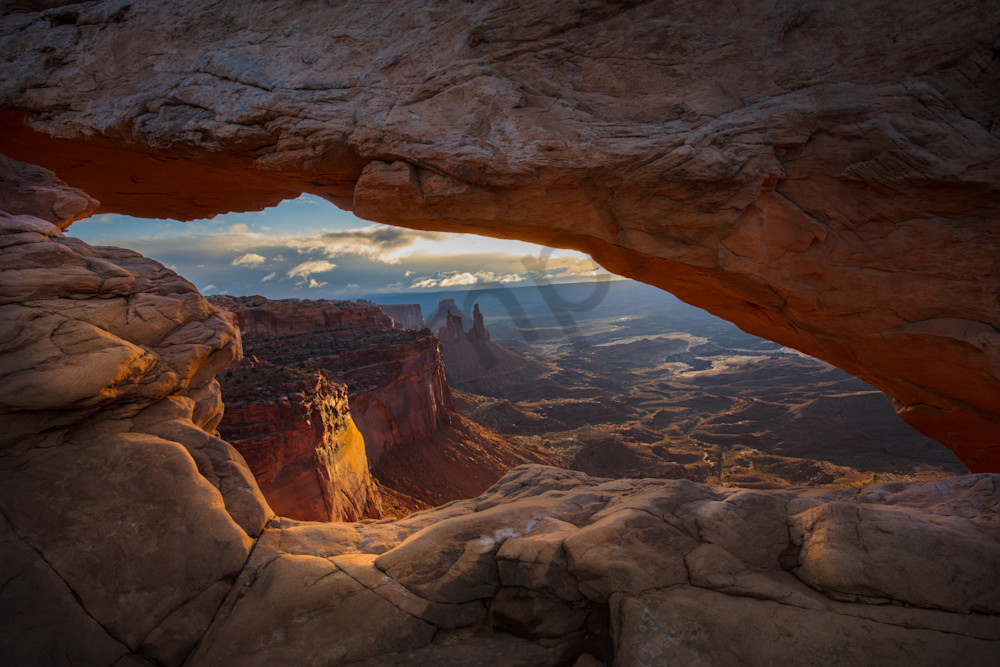 Photographing the sunrise through the Mesa Arch in Utah
