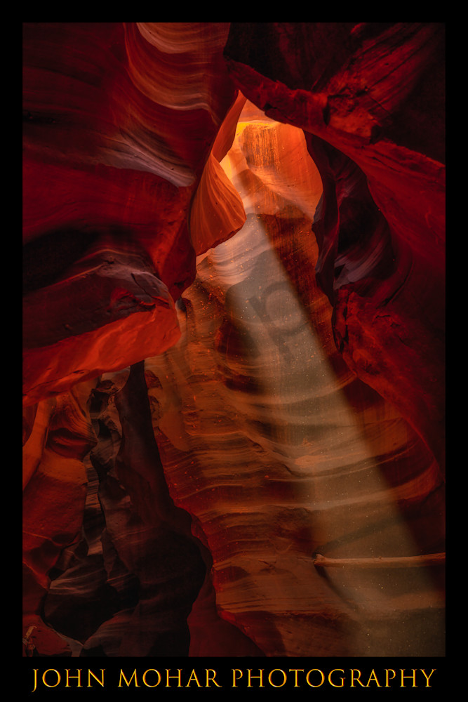 A single ray of light shines into Upper Antelope Canyon