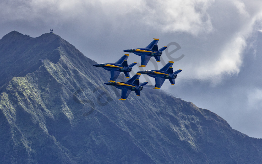 Diamond Formation over the Koolau by Ren Shiroma | Pictures Plus