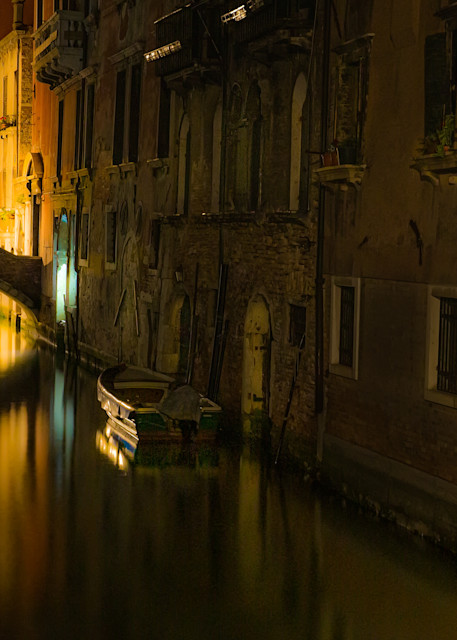 Canal in Venice, Italy | Landscape Photography | Tim Truby 