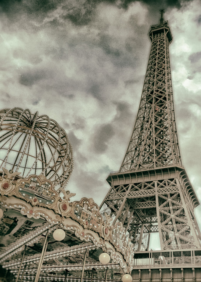 Eiffel tower on a cloudy day
