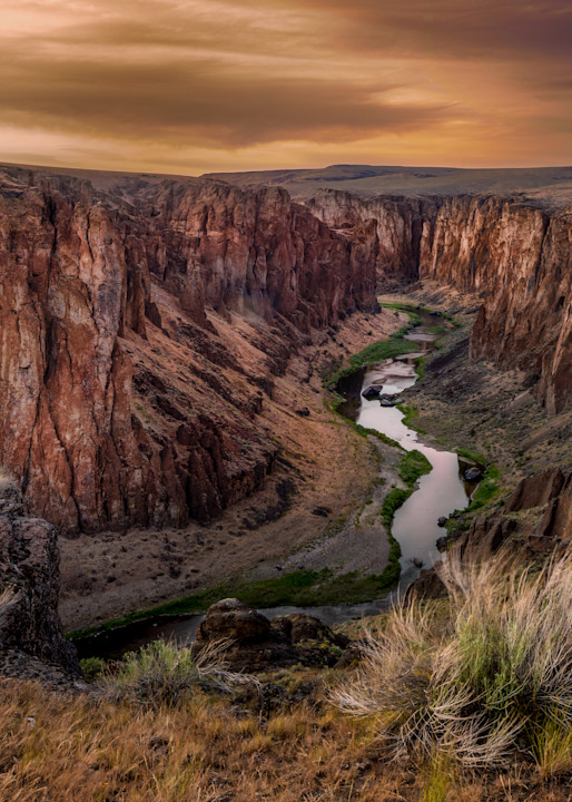The Owyhee River cuts through basalt and ash formations near the WF of the Little Owyhee.