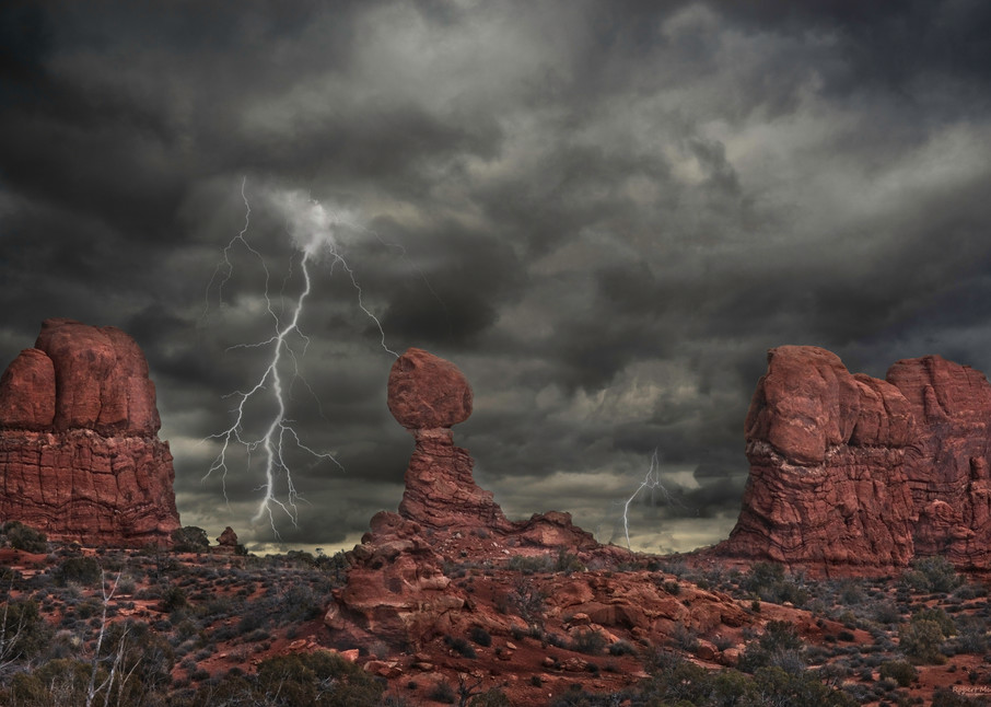 Desert Thunder-Balanced Rock