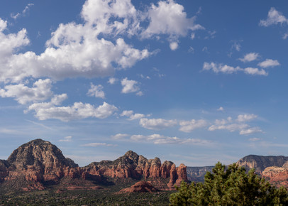 A view of the town of Sedona Arizona and the mountains surrounding the town.