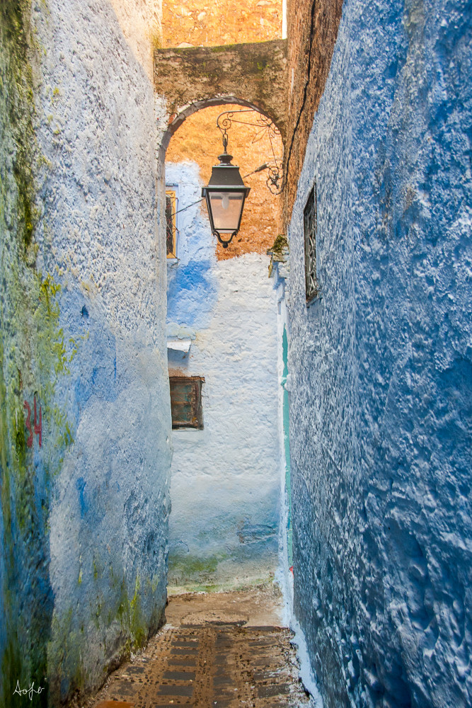 Photograph of a blue alley in art full Chefchaouen morocco