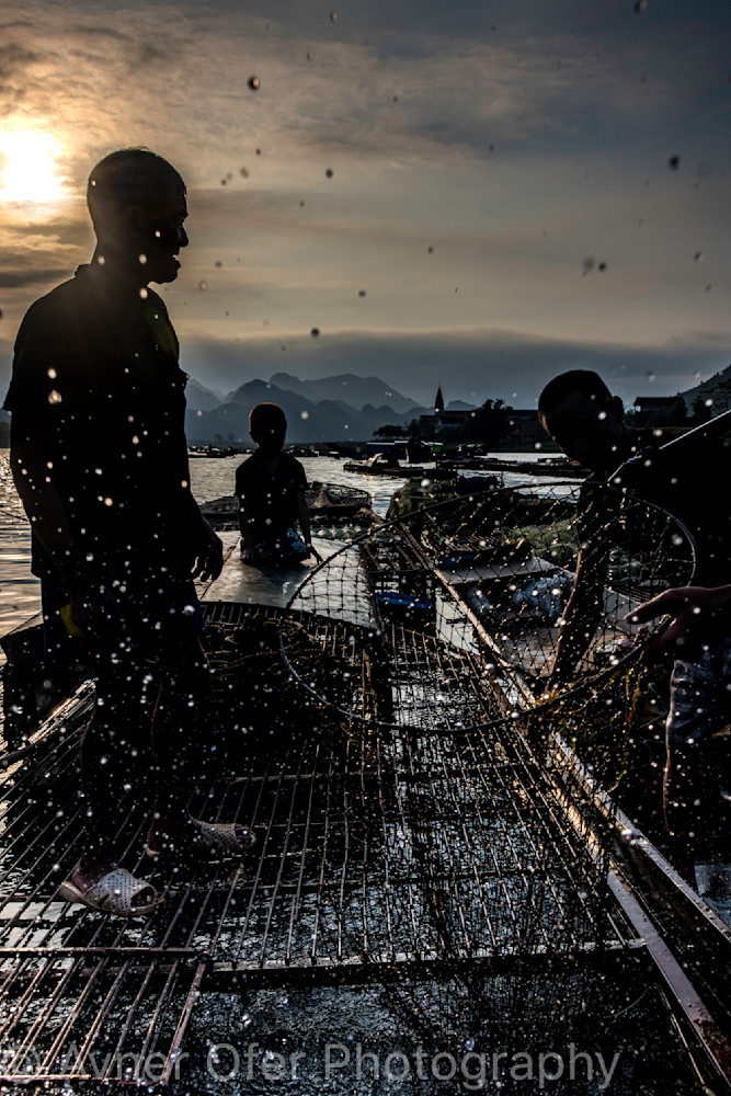 Silhouetted fisherman - Phong Nha vert