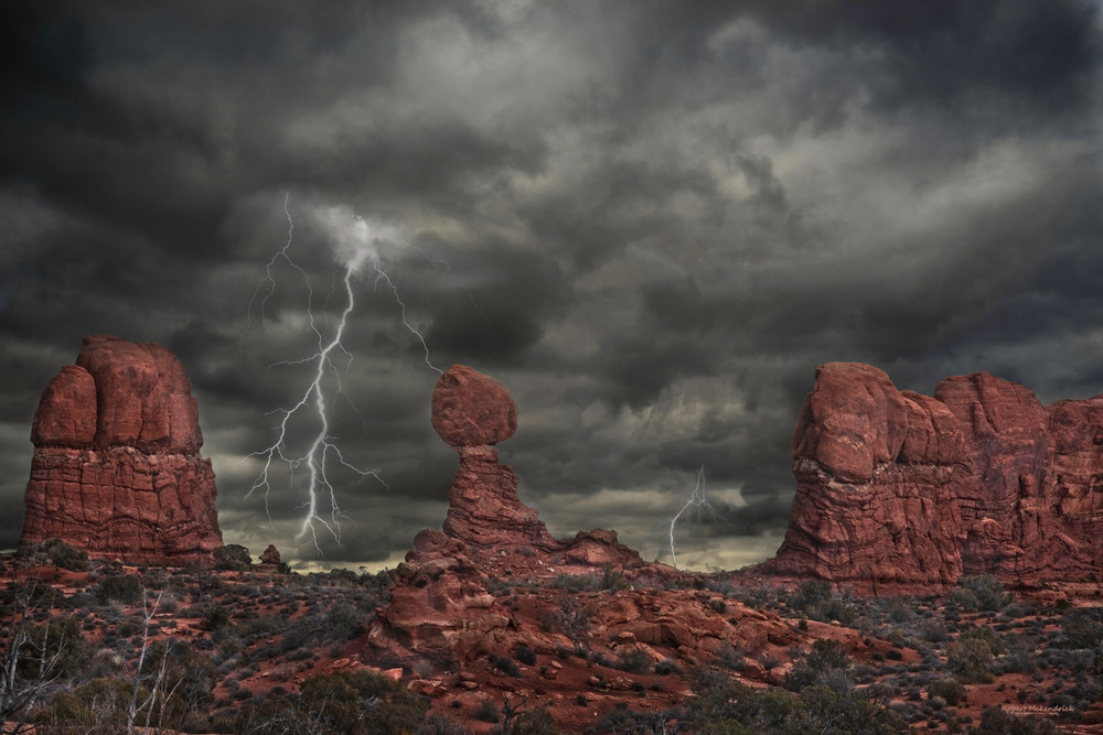 Desert Thunder-Balanced Rock