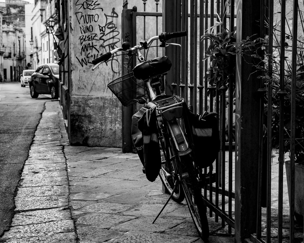 Lecce -Bike on Street bw, photo by Jeremy Simonson.