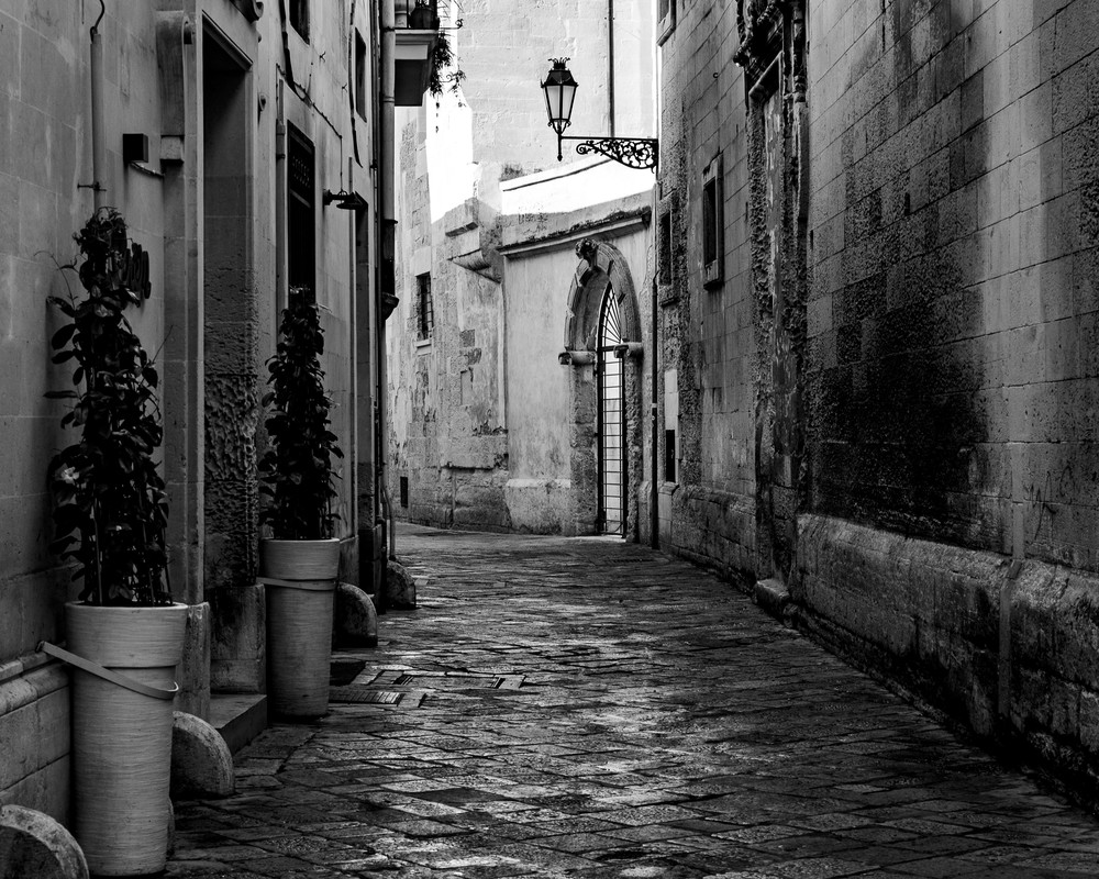 Lecce - Street Scene I bw, photo by Jeremy Simonson