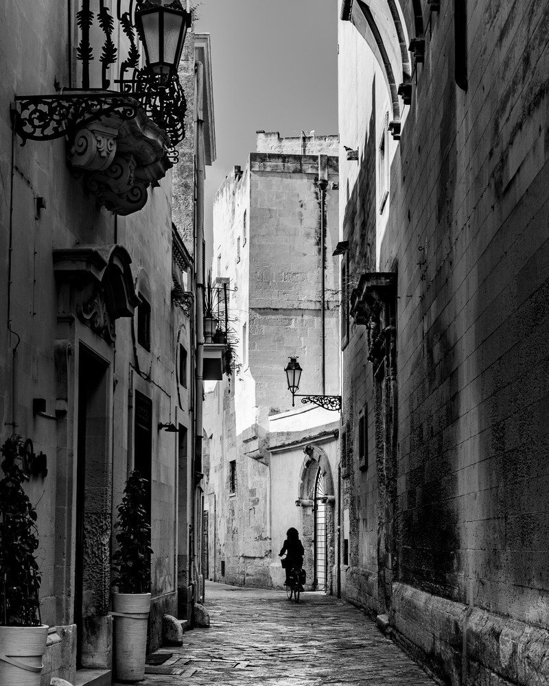 Lecce - Streets with Bike II bw, photo by Jeremy Simonson
