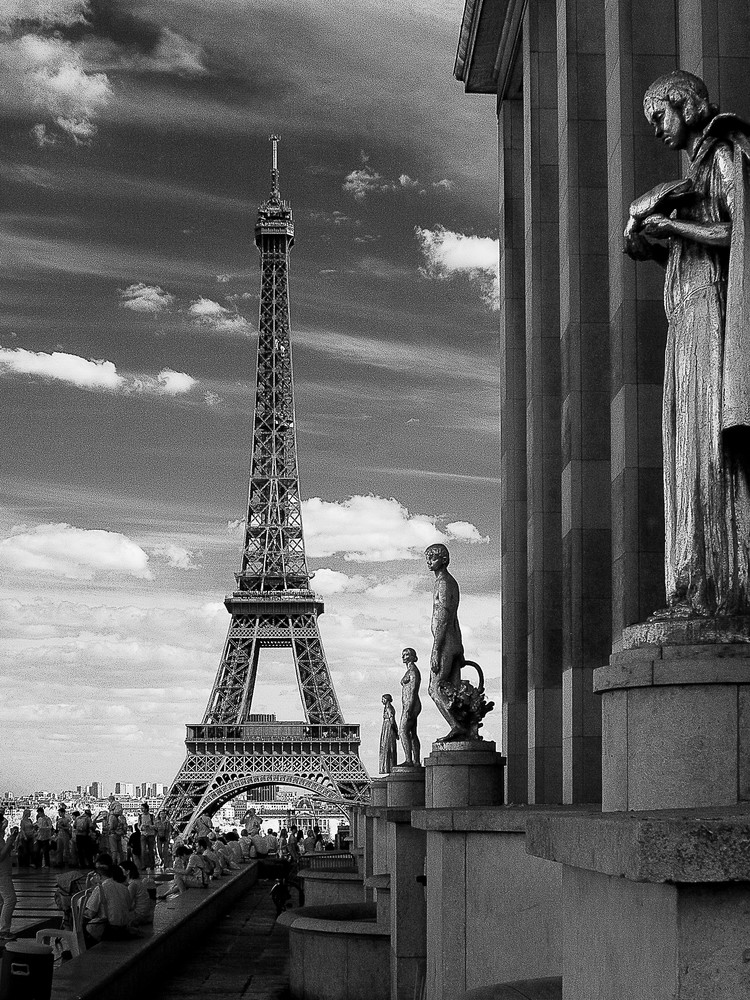 Les Statues Et La Tour Eiffel, Paris Photography Art | World in Black and White