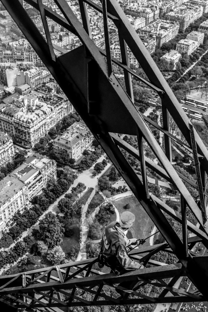 Painter Having A Look At Paris Photography Art | Vicky Ceelen